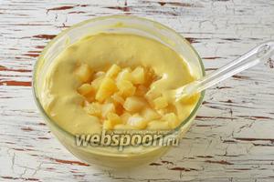 Кусочки ананаса сцедить от сиропа. Если кусочки ананаса оказались большими — разрезать их на кусочки помельче. Вмешать кусочки ананаса в тесто.