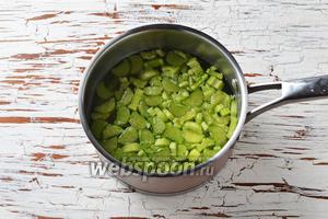 Ревень 250 г очистить, нарезать небольшими кусочками и поместить в кастрюлю с водой (1 литр). Довести на большом огне до кипения. Затем огонь убавить и готовить под крышкой 4-5 минут до мягкости ревеня.