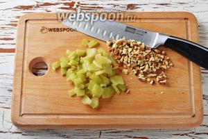 Ревень 75 г очистить и нарезать небольшими тонкими кусочками. Орехи слегка обжарить на сухой сковороде и нарезать небольшими кусочками.