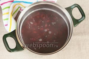 Снова довести до кипения, варить 15-20 минут. Слить с бобов отвар, промыть холодной водой и залить свежей водой. Еще раз довести до кипения, варить 15-20 минут.