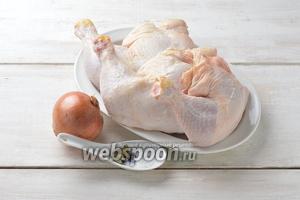 Для работы нам понадобятся куриные окорочка, соль, чёрный перец горошком, репчатый лук, лавровый лист.