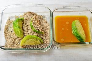 Окунать каждый кусок капустного кочана в яйцо (со всех сторон), а затем панировать в орехах и ржаных хлебцах.
