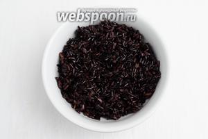 В первую очередь приготовить рис, согласно рецепту ниже: дикий рис (120 г), вода (320 мл), соль (1 ч. л.), масло оливковое (1 ст. л.).