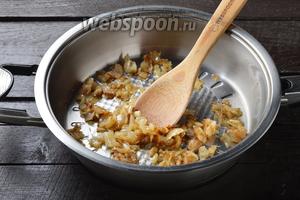 2 луковицы очистить, нарезать кубиками и обжарить на подсолнечном масле (4 ст. л.) до золотистости.