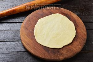 Тесто разделить на куски, весом примерно по 80 грамм. Раскатать каждый кусок теста в лепёшку толщиной 2 миллиметра.