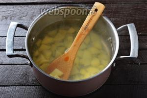 Картофель 3 шт. очистить, нарезать небольшими кусочками и поместить в кастрюлю с кипящей водой (2,5 литра) и солью 1 ст. л. Довести до кипения и готовить под крышкой на небольшом огне 10-12 минут.