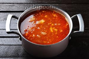 Выложить в кастрюлю подготовленную отваренную фасоль 200 г, тушёнку из курицы 350 г, зажарку из овощей. Довести до кипения и готовить 7-8 минут (до полной готовности овощей). Проверить ещё раз на соль.