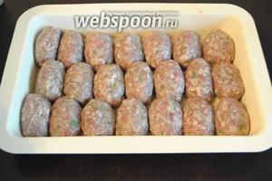 Сформировать из фарша небольшие котлетки, произвольной формы. Выложить в форму для запекания. Запекать кёфте в духовке при 200°С, минут 15.