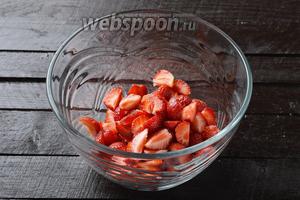 300 г клубники тщательно, но быстро промыть. Хорошо стряхнуть влагу. Удалить листики. Крупную клубнику разрезать на 3-4 части, а мелкую — на 2-3.