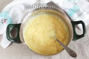 Тонкой струйкой ввести яичную смесь в кипящее молоко, интенсивно помешивая. Варить до загустения, не прекращая помешивать. Если масса сразу загустеет, то проварить около минуты.