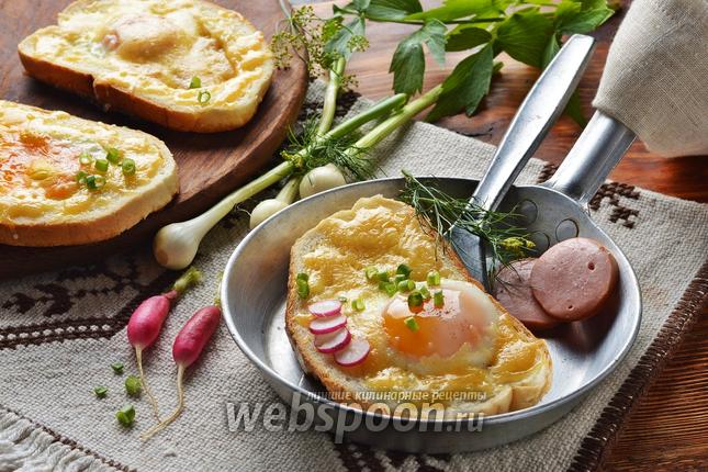 Фото Яичница в хлебе на сковороде с колбасой и сыром