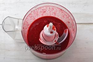 Поместить вишни в чашу кухонного комбайна (насадка металлический нож) и измельчить до пюреобразного состояния.