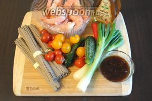 Подготовить продукты: лапшу Соба, креветки, помидоры черри, зелёный лук, чеснок, огурцы, соус, кунжутное масло, соевый соус, рыбный соус, чеснок, горький перец.
