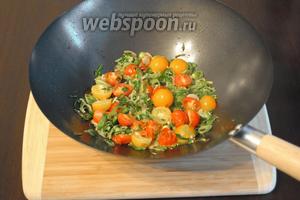 Нагреть вок, добавить кунжутное масло (2 ст. л.), выложить нарезанные овощи (кроме огурцов), обжарить всё в течение 2-3 минут.