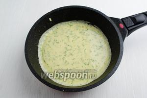 На слегка смазанную подсолнечным маслом раскалённую сковороду налить небольшое количество теста. Распределить его равномерно по всей сковороде.