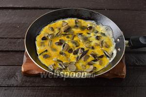 Из каждой части, на сковороде с подсолнечным маслом (2 ст. л.), приготовить корж, обжаривая его с обеих сторон до готовности.