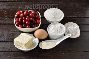 Для работы нам понадобится сливочное масло, свежая вишня, сахар, мука, яйцо, картофельный крахмал, соль, сметана.