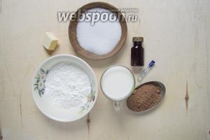 Подготовить продукты для пудинга: ванильную эссенцию, какао порошок, крахмал кукурузный, сливочное масло, молоко, сахар, ромовую эссенцию и зефир.