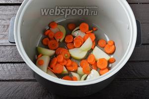 Лук и морковь очистить. Лук нарезать крупными кусками, а морковь — тонкими кружочками. Выложить в чашу мультиварки (у меня мультиварка Polaris) лук 60 г, морковь 80 г и подсолнечное масло 1 ст. л..