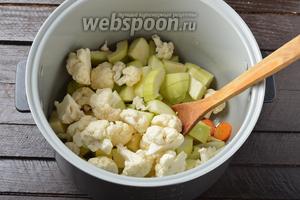 Кабачок очистить и нарезать средними кусочками. Цветную капусту очистить от листьев и разобрать на соцветия. Крупные соцветия разрезать пополам. Выложить кабачки 250 г и цветную капусту 300 г в чашу мультиварки, а саму мультиварку переключить на режим «Тушение».