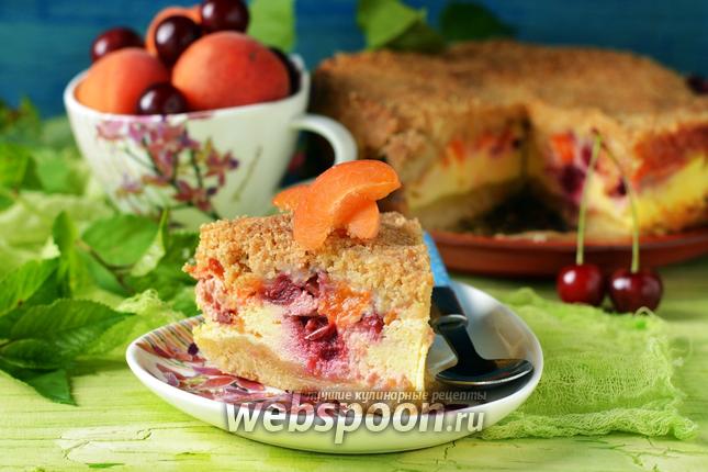 Фото Пирог с вишней и абрикосами