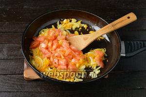 Добавить очищенные от кожуры и нарезанные средними кусочками помидоры 120 г. Готовить, помешивая, 5-6 минут.