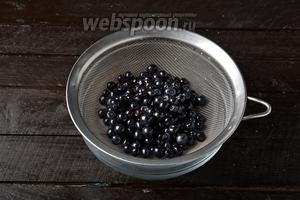Ягоды черники (350 г) перебрать. Удалить повреждённые ягоды, листья, хвостики. Промыть под проточной водой и просушить, разложив ягоды на разделочной доске или подносе в один слой.
