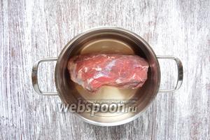 Залить мясо (450 г говяжьей вырезки) водой так, чтобы оно было полностью покрыто. Далее достать мясо и отмерить сколько воды получилось. В данном рецепте — 6 стаканов по 180 мл.