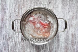 Добавить по 1 ст. л. соли на каждый стакан (180 мл) воды. Перемешать и залить рассолом мясо. Оставить в холодильнике на 12-15 часов. Через 6 часов приготовить новый рассол и залить им мясо, старый вылить.