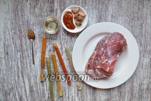 Подготовим продукты для пастромы. Обсушенное мясо, которое вымачивалось в рассоле, чеснок, аджику, хрен, приправы по вкусу, масло растительное.