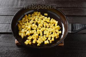 300 г картошки почистить и нарезать кубиками размером 1х1 сантиметр. Обжарить на 1 ст. л. подсолнечного масла до золотистой корочки (со всех сторон).