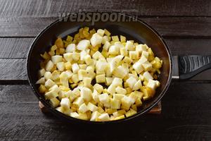 Добавить в сковороду почищенный и нарезанный кубиками (размером 1х1 сантиметр) кабачок и ещё 1 ст. л. подсолнечного масла. Жарить, помешивая, 5 минут.