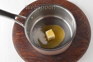 В толстостенном сотейнике соединить сливочное масло (1 ст. л.), 2 ст. л. мёда и ванильный сахар 10 г. Довести до кипения и растворения сахара.