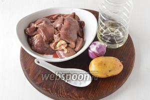 Для работы нам понадобится куриная печень, картофель, подсолнечное масло, репчатый лук, соль, чёрный молотый перец.