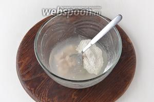 Для теста соединить тёплую воду (37°С, 250 мл), 1 ст. л. сахара, 2 столовых ложки муки и раскрошенные живые дрожжи 20 г. Перемешать и оставить в тёплом месте на 5 минут.