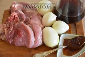 Для приготовления шашлыка подготовить мясо, квас, мёд, лук, соль и специи.