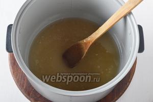 В чаше мультиварки (или толстостенной кастрюле) соединить 100 мл воды и 500 г сахара. Довести до кипения (в мультиварке на режиме «Тушение») и проварить 1 минуту.