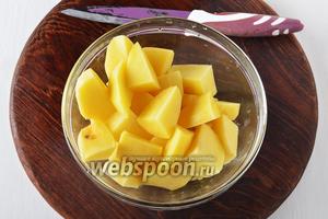 1 кг картошки очистить и нарезать крупными кусками. Средний картофель разрезать на 8 частей, мелкий — на 4 части, очень крупный — на кусочки длиной и шириной 2 сантиметра.