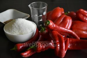 Для приготовления перечного варенья подготовить продукты: болгарский перец, горький перец чили, сахар, яблоки, уксус. Пожеланию в варенье можно добавить анис, кориандр и душистый перец.