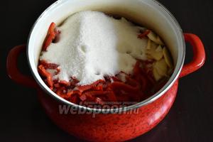 Перец с яблоками порезать произвольными кусочками, сложить в кастрюлю, засыпать сахаром (325 г) и оставить на ночь до выделения сока.