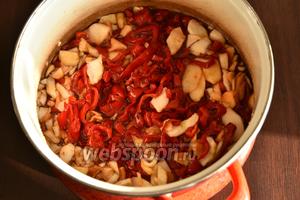 На утро поставить кастрюлю с перцами и яблоками на средний огонь довести до кипения и проварить минут 10. Если вы добавляете специи (анис, перец душистый, кориандр), добавьте их на данном этапе.
