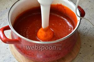 Погружным блендером пюрировать перечную массу (предварительно вынуть анис, если добавляли). По желанию можно оставить в варенье небольшие кусочки перрцев, а можно пюрировать до однородности.