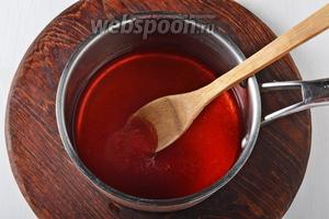 Порошок желе соединить с водой 130 мл и нагревать на низком огне, всё время помешивая, пока желе не растворится (до кипения не доводить).