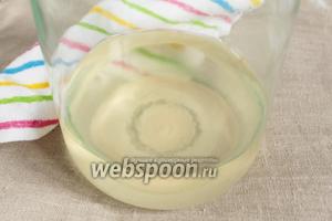 Через месяц аккуратно слить из банки рисовый уксус, оставляя осадок на дне. Я использовала шлангочку очень тоненькую. Можно взять от капельницы, если есть возможность.