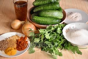 Подготовить необходимые продукты: огурцы, лук, соль, яблочный уксус, зелень петрушки, соль, сахар, зёрна горчицы, кориандр, паприку, перец острый.