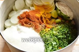 Всыпать к овощам сахар (300 г), соль (50 г), паприку (1 ч. л.), куркуму (1 ч. л.), зёрна горчицы (1 ст. л.), кориандр (1 ч. л.), влить яблочный уксус (300 мл).