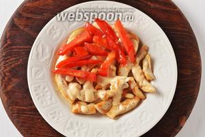 На блюдо выложить куриное филе. Смазать половиной соуса. На соус выложить половину подготовленных помидоров.