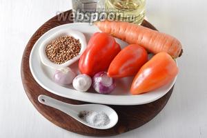 Для работы нам понадобится сладкий перец (можно использовать замороженный), гречневая крупа, вода, подсолнечное масло, морковь, репчатый лук, соль, чёрный молотый перец.