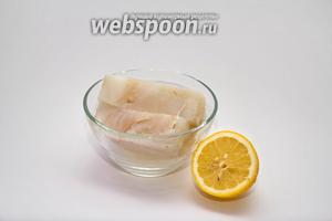 2 филе трески натираем солью и перцем по вкусу, добавляем лимонный сок и тщательно перемешиваем. Оставляем рыбу мариноваться на 30 минут, периодически перемешивая. За это время она должна выделить и свой собственный сок. Через полчаса маринад не выливаем! Он нам ещё пригодится.