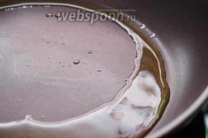 Когда рыба замаринуется, разогреваем на сковородке 4 столовых ложки (половину) оливкового масла.